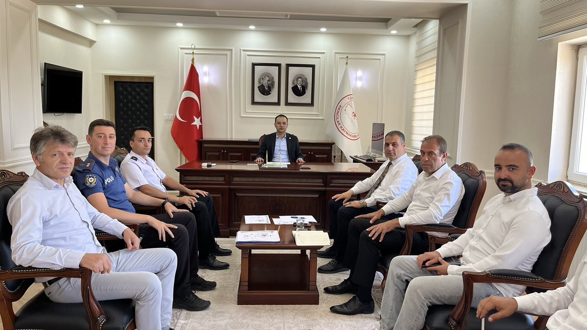 Gölova Kaymakamı İlçemiz Kaymakam Vekili Sn. Tarık Safa Kahveci başkanlığında, Belediye Başkanımız Sn. Murat Sevinç ve ilgili kurum amirlerinin katılımıyla, bu yıl 25’incisi düzenlenecek Akıncılar Kültür, Sanat ve Kavun Festivali öncesi hazırlık toplantısı gerçekleştirildi.