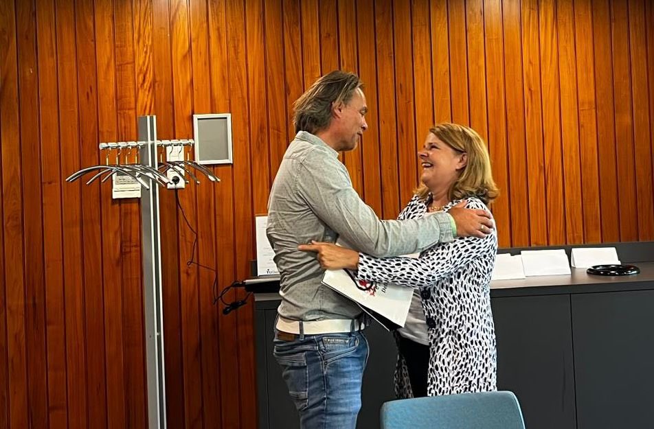 Vanmorgen was ik op de TU bij het OWee-veiligheidsoverleg. Daar bespreken we iedere dag met o.a. politie, handhaving, studentenverenigingen en DUWO gebeurtenissen van de vorige dag en hoe we problemen kunnen voorkomen. Samenwerking is cruciaal voor goed verloop van de <a href="/oweedelft/">OWee Delft</a>