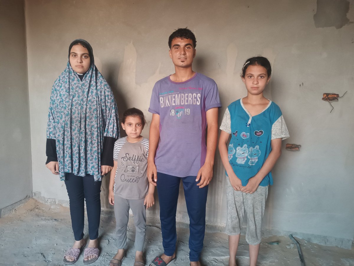 My friends, please help us and donate to us before we are deported. The bombing is everywhere. Donate to us before we die, please.💔🙏
  tinyurl.com/ziyadfamily