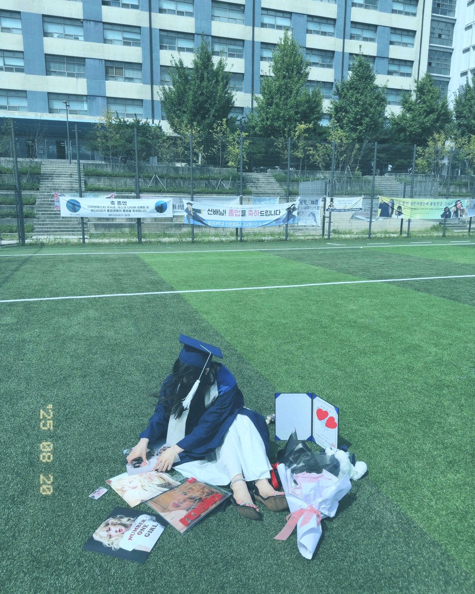 lov3ros3_'s tweet photo. 블링크, 드디어 졸업했당🥳🖤💖🐿️
_Number one girl_
#ROSÉ #rosie #Rosé  #Blackpink #BlackpinkRosé #Chaeyoung #ParkChaeyoung #RoséBlackpink #numberonegirl https://t.co/m3jHQ1Pujk