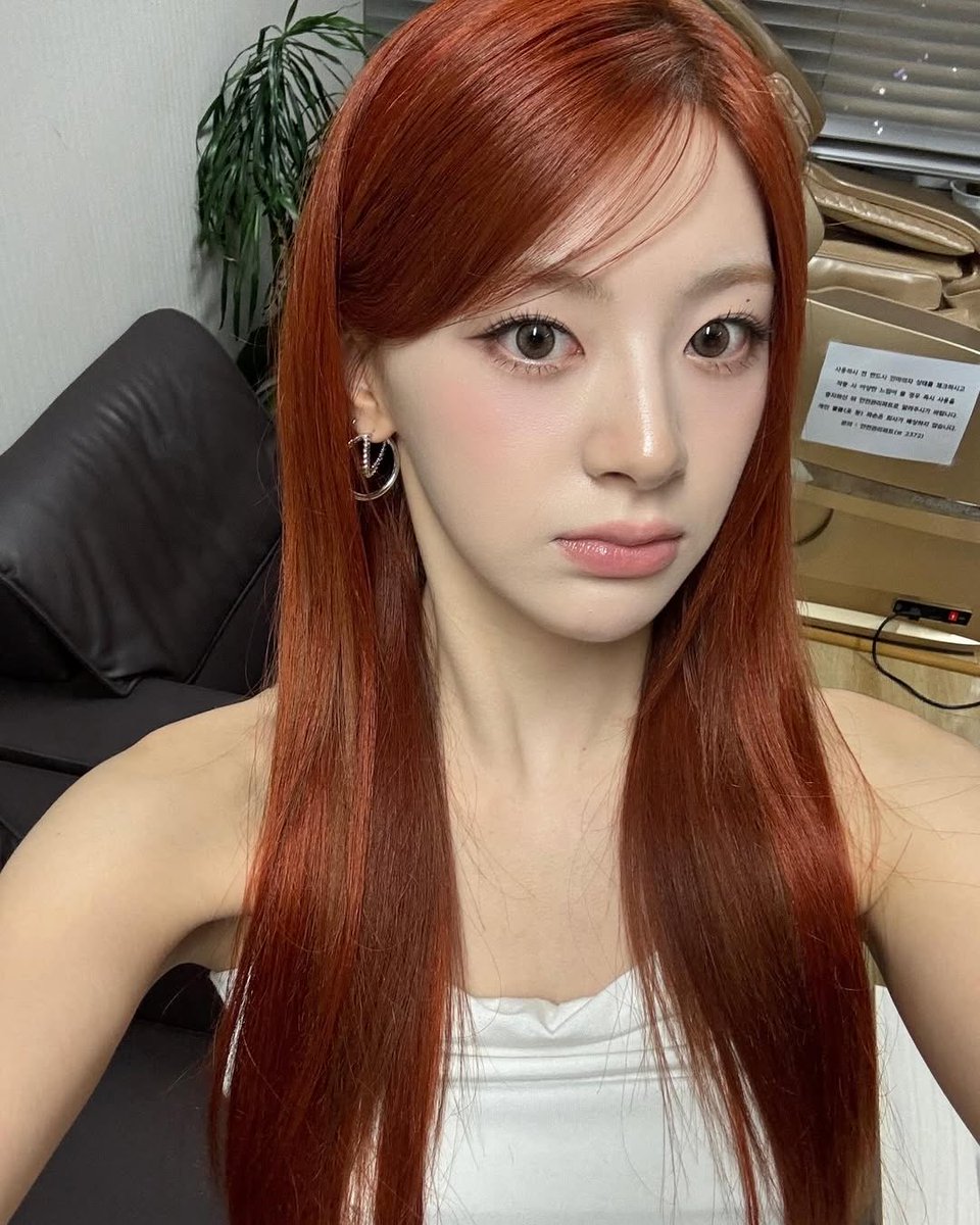 Seeur's tweet image. 셀카 스타일 어때 스욋? 🤳🏻 Is this the right vibe? I tried my best to capture a soft and sweet look just for you~ Sometimes I wonder if I’m doing it right, but seeing your smiles makes me feel like every picture is perfect. What do you think, should I take more for you?