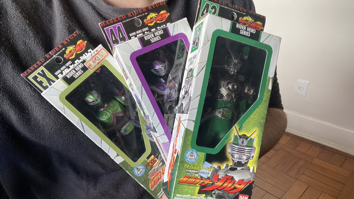 “Não é porque eu coleciono sofubi, que vou atrás de todos os 13 Riders dessa série”

Eu depois de 10 episódios de RYUKI:
(8 e contando!)