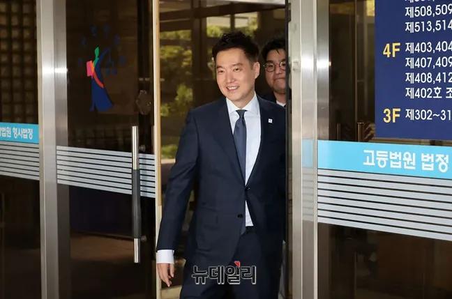 He walked out 7 million won poorer and still counting 😂 cause he's got a zillion more Lawsuits lined up 😂 
That shit eating grin is the face of poverty