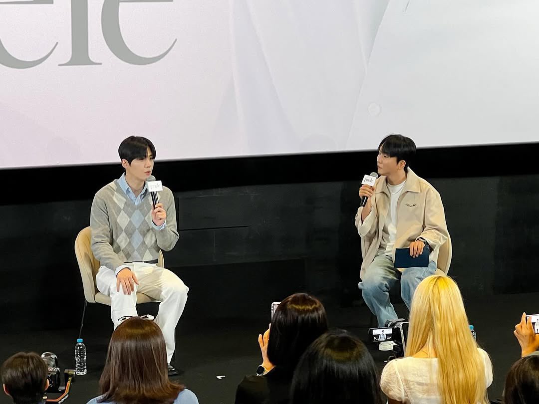 seon__holic's tweet photo. MC Kyunghun instagram post
“🎤
Kim Seonho Fan Signing Event with I’mele
@ seonho__kim
A day spent with the actor I really like 🙋🏻♂️
Seeing fans from different countries made me feel that both Actor Kim Seonho and I’mele are loved globally 🌍
I will support Actor Kim Seonho and I’mele more in the future 🫶🏻💫”
#김선호 #KimSeonho #아이멜리 #Imele #KimSeonhoxIMELE