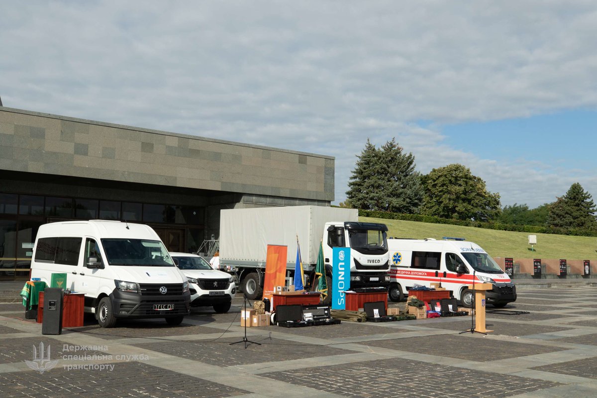 UNOPS en français (@unops_fr) on Twitter photo #Ukraine: avec le soutien de <a href="/DutchMFA/">Dutch Ministry of Foreign Affairs 🇳🇱</a>, @UNOPS_UEMCO a achevé la livraison d’équipements d’une valeur de plus de 9 millions de dollars au Service spécial de transport de l’État ukrainien, afin d’équiper un bataillon entier de déminage humanitaire: bit.ly/4hiTpeV #Ukraine: avec le soutien de <a href="/DutchMFA/">Dutch Ministry of Foreign Affairs 🇳🇱</a>, @UNOPS_UEMCO a achevé la livraison d’équipements d’une valeur de plus de 9 millions de dollars au Service spécial de transport de l’État ukrainien, afin d’équiper un bataillon entier de déminage humanitaire: bit.ly/4hiTpeV