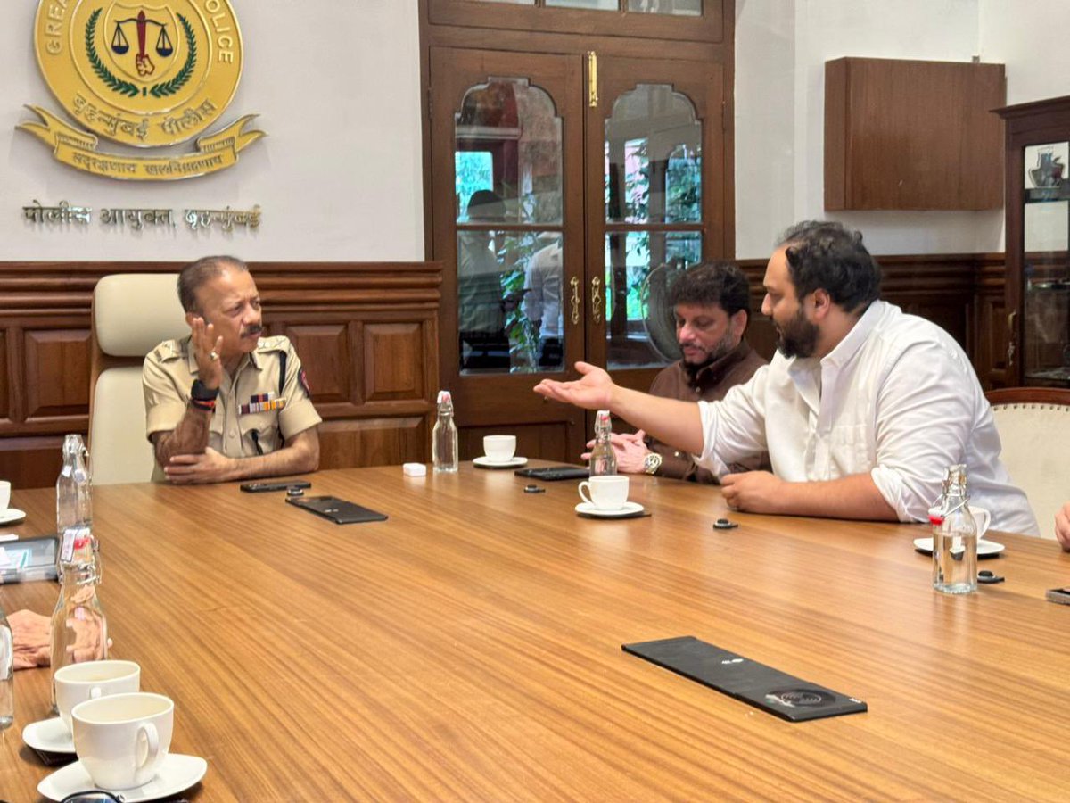 zeeshanBabaS's tweet photo. Today Hazrat Moin Miya,Khilafat house committee members and Muslim leaders of mumbai from different political parties met the commisioner of Mumbai police Deven Bharti ji regarding the Eid Milad Un nabi juloos. CP sir requested us to keep the juloos on the 7th or 8th of September https://t.co/LQwJVCbha8
