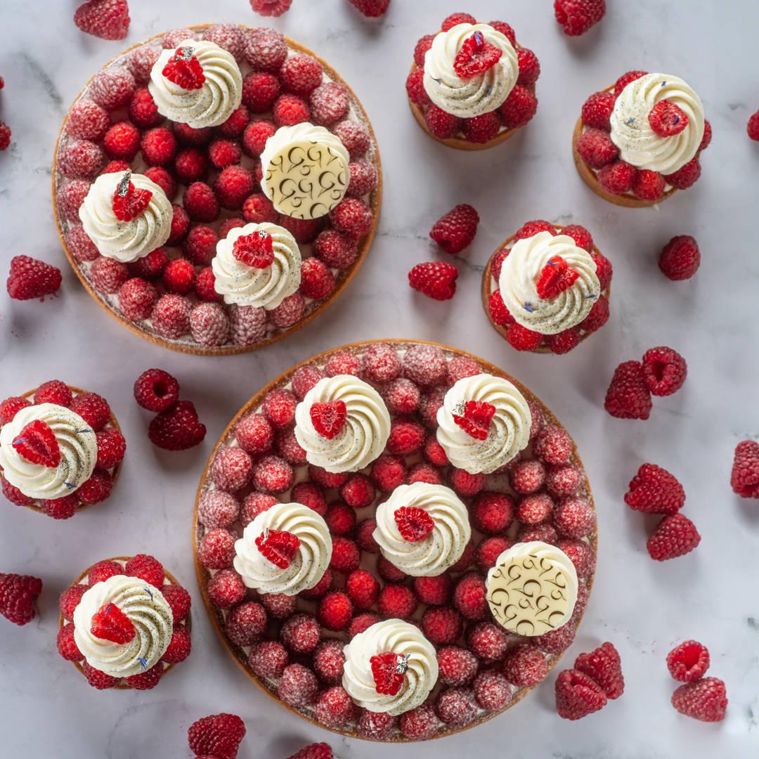 Rosa, une tarte Framboise authentique : Les classiques n'ont pas fini de vous surprendre…
Compotée de framboises, crème onctueuse à la vanille de Madagascar et framboises fraîches sur pâte aux amandes.
vincentguerlais.com/fr/taxons/pati…
#vincentguerlais #Agitateurdepapilles #Nantes