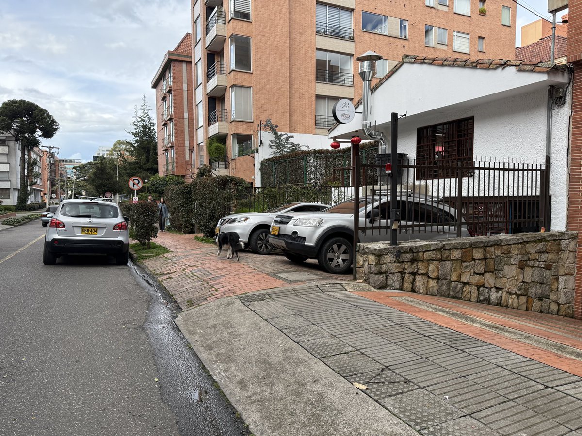 Juan David Quintero (@jd_quinteror) on Twitter photo ¡Increíble! En plena calle residencial unos chinos violan la norma urbana: restaurante sin licencia, fachada modificada, cocinas improvisadas, letreros contra perros en el andén y mal parqueo. Avisé a <a href="/AlcaldChapinero/">Alcaldía Local de Chapinero</a> hace días y nada. ¿Así gobierna <a href="/GobiernoBTA/">Secretaría de Gobierno</a>? ¡Increíble! En plena calle residencial unos chinos violan la norma urbana: restaurante sin licencia, fachada modificada, cocinas improvisadas, letreros contra perros en el andén y mal parqueo. Avisé a <a href="/AlcaldChapinero/">Alcaldía Local de Chapinero</a> hace días y nada. ¿Así gobierna <a href="/GobiernoBTA/">Secretaría de Gobierno</a>?