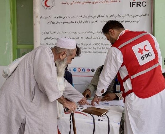 This week, and to continue our joint commitment to assist vulnerable Afghan families, the <a href="/ARCSAfghanistan/">Afghan Red Crescent | افغاني سره میاشت</a>, with support from @IFRC, provided cash assistance to over 850 families in #Afghanistan, each family received 11000 AFN to buy nutritious food &amp; to access healthcare.