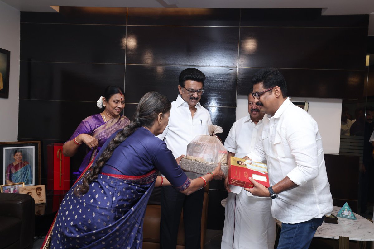 gauthamponmudy's tweet photo. நாளை எனது பிறந்தநாளை முன்னிட்டு கழகத் தலைவர் மாண்புமிகு தமிழ்நாடு முதலமைச்சர் தளபதியார் @mkstalin அவர்களிடம் வாழ்த்துப் பெற்றேன். https://t.co/sIHdPTsMOk
