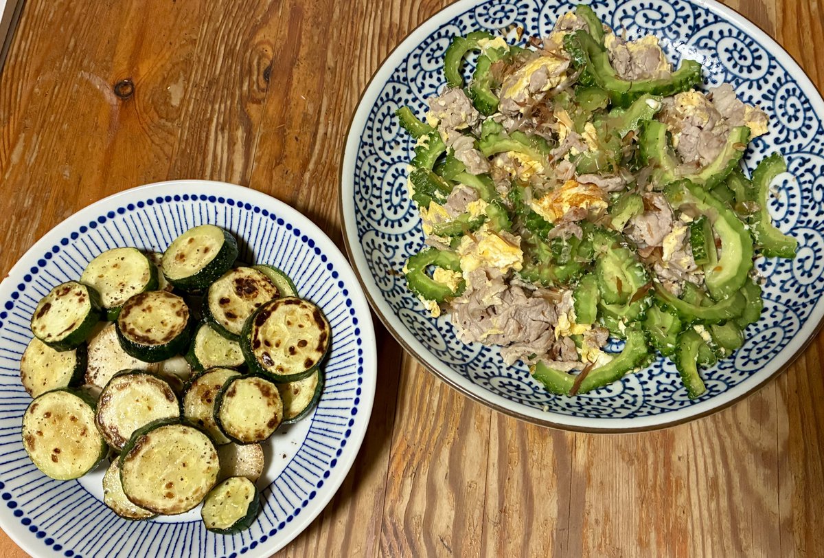 名もなき晩ご飯。
ズッキーニとカブをオリーブオイルで焼いて塩と胡椒とレモン汁で味付けたん。
ゴーヤチャンプルー。
ズッキーニの食感だーーーいすき！