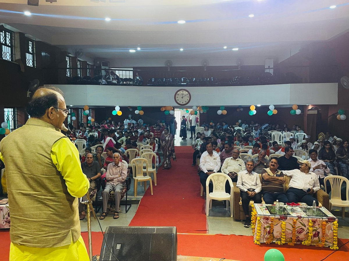 BDSabnani's tweet photo. भोपाल में आज सिंधी साहित्य अकादमी द्वारा आयोजित ‘राष्ट्रीय चेतना जा सुर’ कार्यक्रम में सम्मिलित हुआ। https://t.co/Vw6m2tmOJW
