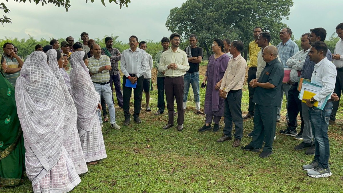 SamparkBB's tweet photo. कलेक्टर श्री दीपक सोनी ने ग्राम पंचायत मोहतरा गौधाम का किया निरीक्षण।
👉 10 दिनों में अधूरे कार्य पूरे करने के निर्देश
👉 आवारा पशुओं को मिलेगा सुरक्षित ठिकाना
👉 दुर्घटनाओं व फसल नुकसान में होगी कमी
@DeepakSoni_1
#GauDham
#Balodabazar
#Chhattisgarh
#Samparkkendra https://t.co/pK8A1oIlMs