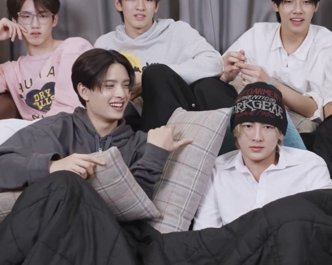 เอาหมอนออกให้หน่อย ใครก็ได้