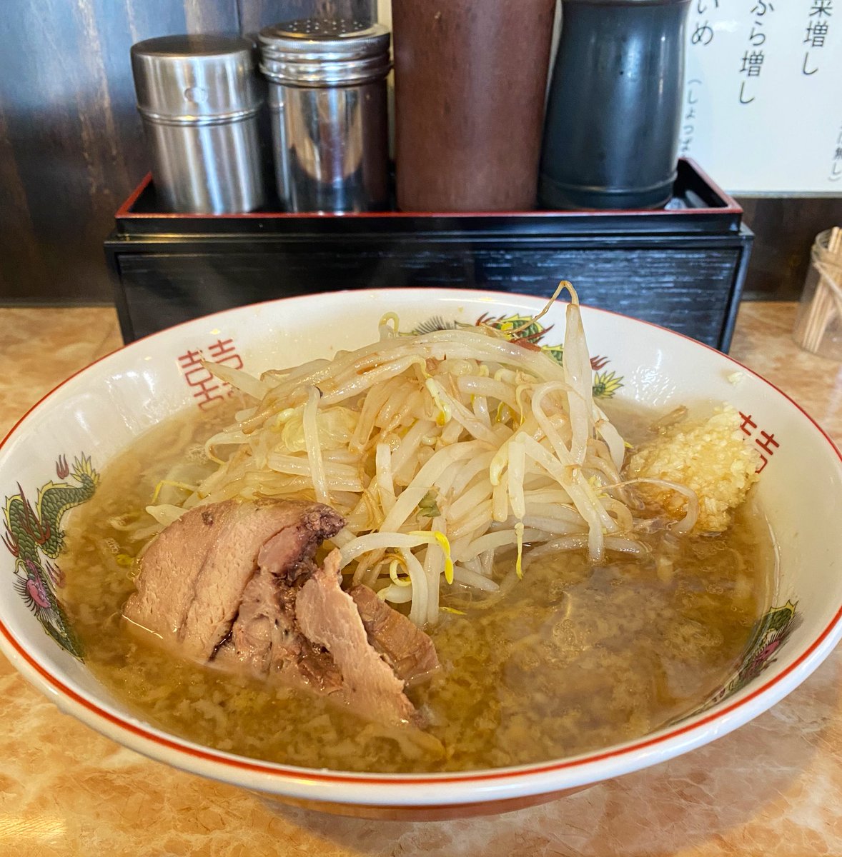 新馬場　肉汁らーめん公kimi さん

サービスラーメン（小）
ニンニクアブラコイメ

背脂の浮く熱々で甘塩っぱいパンチがある濃いめのスープと自家製麺が合い、味沁みのチャーシューも旨いです。