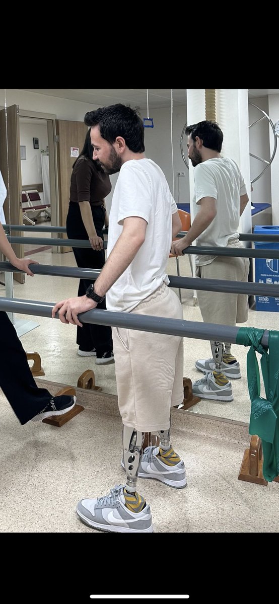 Doğu Dönmezer, 6 şubat depreminde 2 bacağını kaybetti.

“Şu an hidrolik protez kullanıyorum ama ne yazık ki güvende hissetmiyor, sık sık düşüyorum. Bu da hem günlük yaşamımı hem de hayallerimi yarım bırakıyor.

Biyonik proteze ihtiyacım var.”