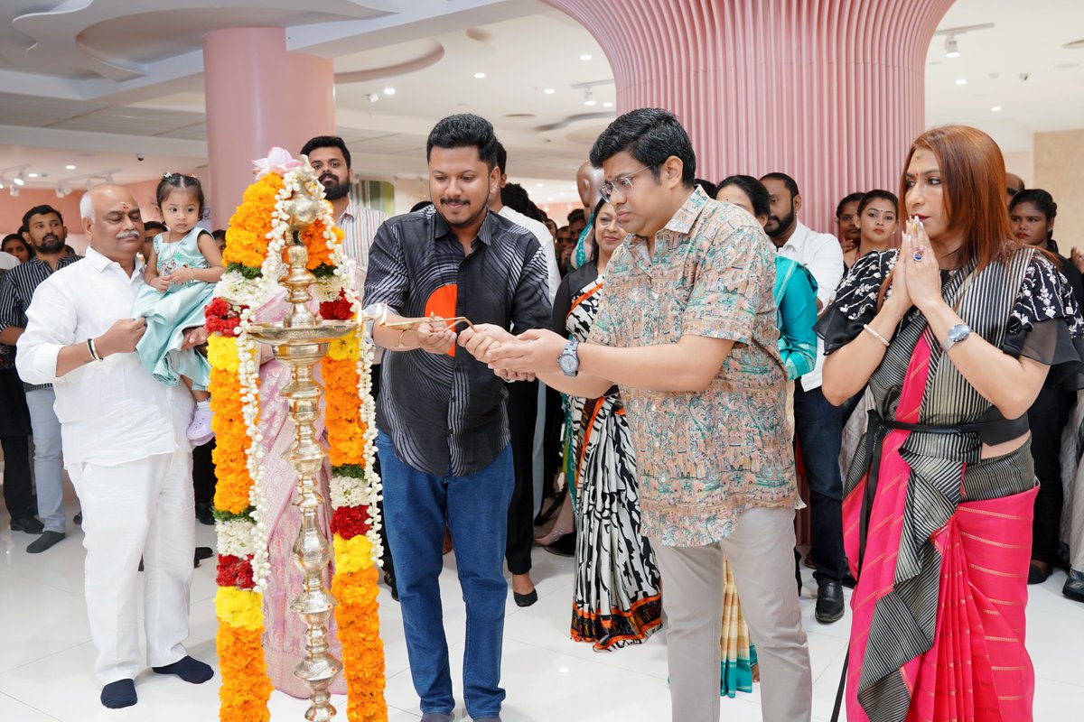 Beenaseematti's tweet photo. The much-awaited moment arrived as Ms. Beena Kannan gracefully inaugurated India's largest The Great Indian Saree store at Seematti. https://t.co/pbm9HanvGN