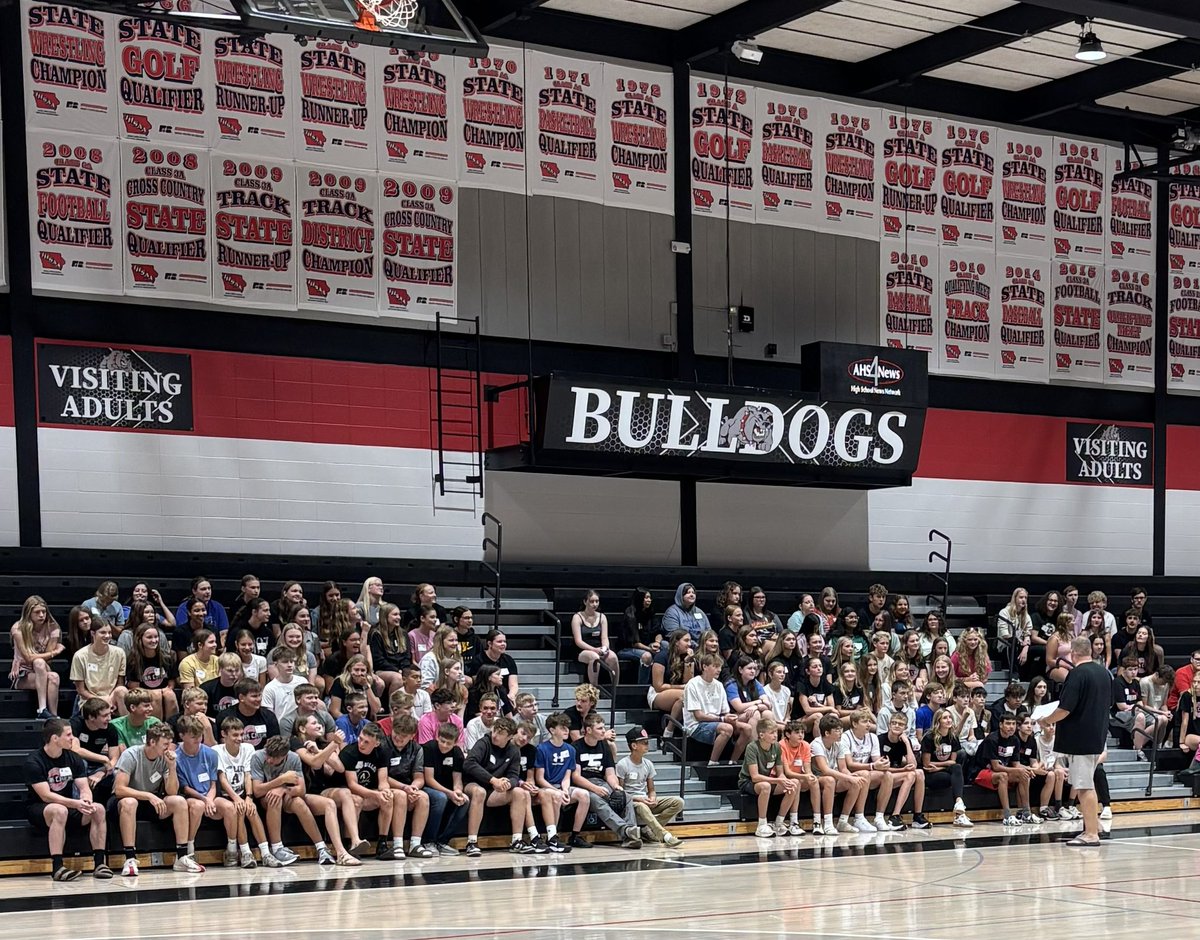 jdavid_carter's tweet photo. Today we welcome the class of 2029 to AHS! The Link Crew is on site to help guide this group to a successful start! #RISE #GoBulldogs https://t.co/9cT2co4vCD
