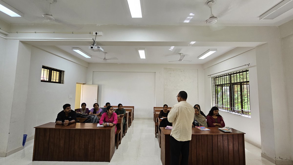 IIMC_India's tweet image. Exploring the power of Malayalam Language! 📷

Prof. (Dr. Davis Xavier),  a well known academician &amp;amp; exponent in Malayalam language interacted with Malayalam Journalism students.

#IIMCKottayam #MalayalamLanguage #MassCommunication 
@MIB_India | @PIB_India | @PIBHomeAffairs