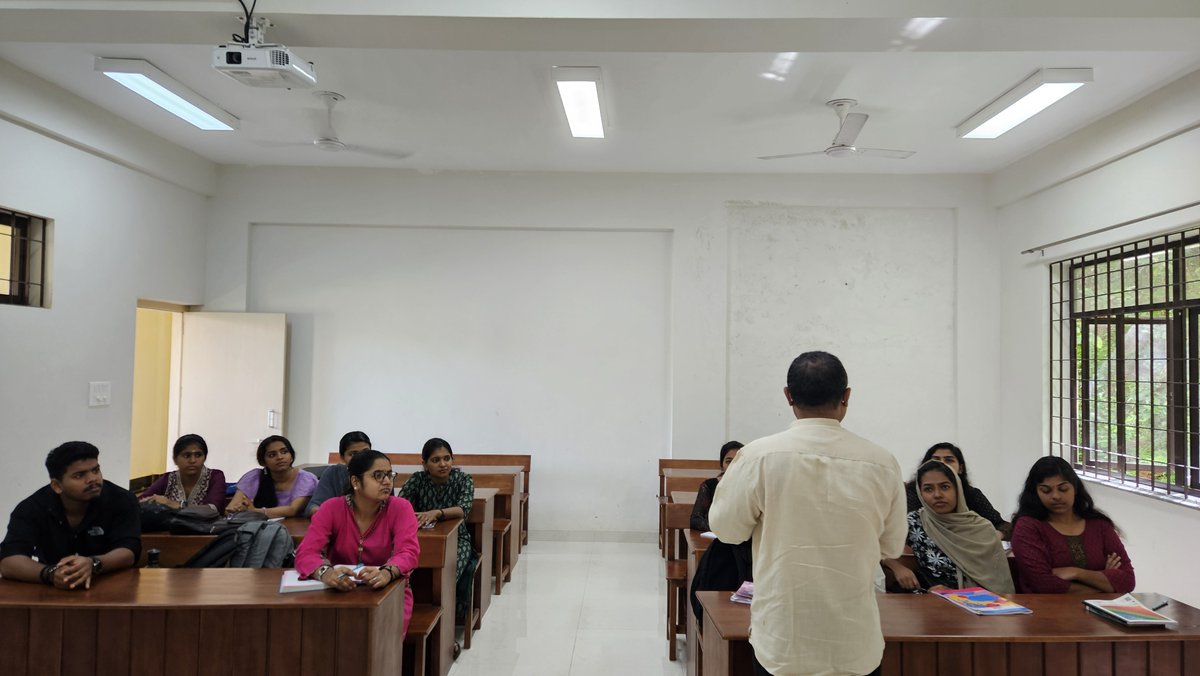 IIMC_India's tweet image. Exploring the power of Malayalam Language! 📷

Prof. (Dr. Davis Xavier),  a well known academician &amp;amp; exponent in Malayalam language interacted with Malayalam Journalism students.

#IIMCKottayam #MalayalamLanguage #MassCommunication 
@MIB_India | @PIB_India | @PIBHomeAffairs