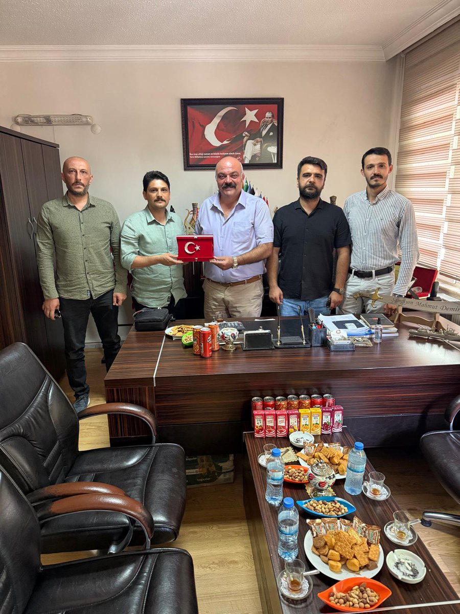 İl Başkanımız Aziz İbrahim POYRAZ, İlçe Başkanımız Kaan BURCU, İl Gençlik Kolları Başkanımız Yunus KESKİN ile  Ülkemize güreşte Olimpiyat, Dünya ve Avrupa şampiyonlukları kazandıran şehrimizin milli gururu Mahmut DEMİR’İ ziyaret ettik kendisine ilgi ve alakasından dolayı teşekkür