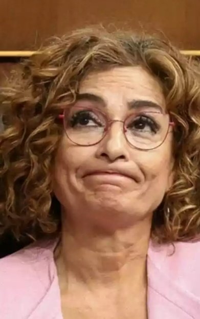Hacienda multará a los propietarios que tengan segunda vivienda y que no vivan en ella.
 Menos María Jesús Montero, que vive en Madrid y tiene un piso en Los Remedios (Sevilla).