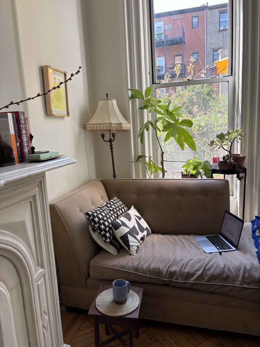 جائزة البوكر تسأل المؤلفين والمرشحين للجائزة أين يكتبون؟
حيث طلبوا من بعض المؤلفين المدرجين في القائمة الطويلة لـ #Booker Prize2025 أن يظهروا لنا أين يكتبون.
إليكم لمحة عن الأماكن التي ظهرت فيها الروايات المدرجة في القائمة الطويلة لهذا العام.