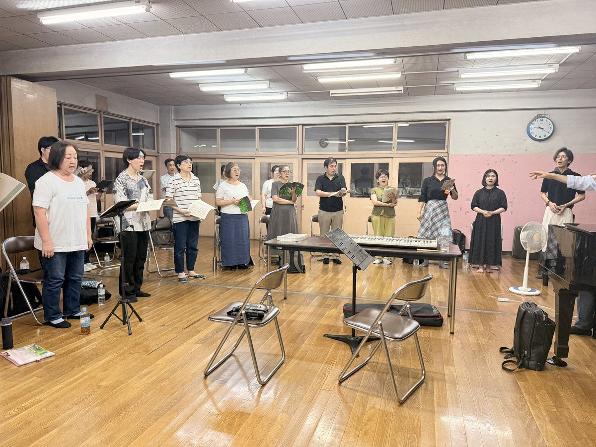 前半は男声/女声に分かれての練習でした♪
女声合唱では野間先生<a href="/nomaharumi/">野間春美</a> とのピアノ合わせをしました💄✨

後半は全員集まって光る砂漠の練習！
雨森先生からの夏休みの宿題に取り組みました📖
まだまだ課題は山積みですが、暑さに負けず頑張っていきましょう〜🔥