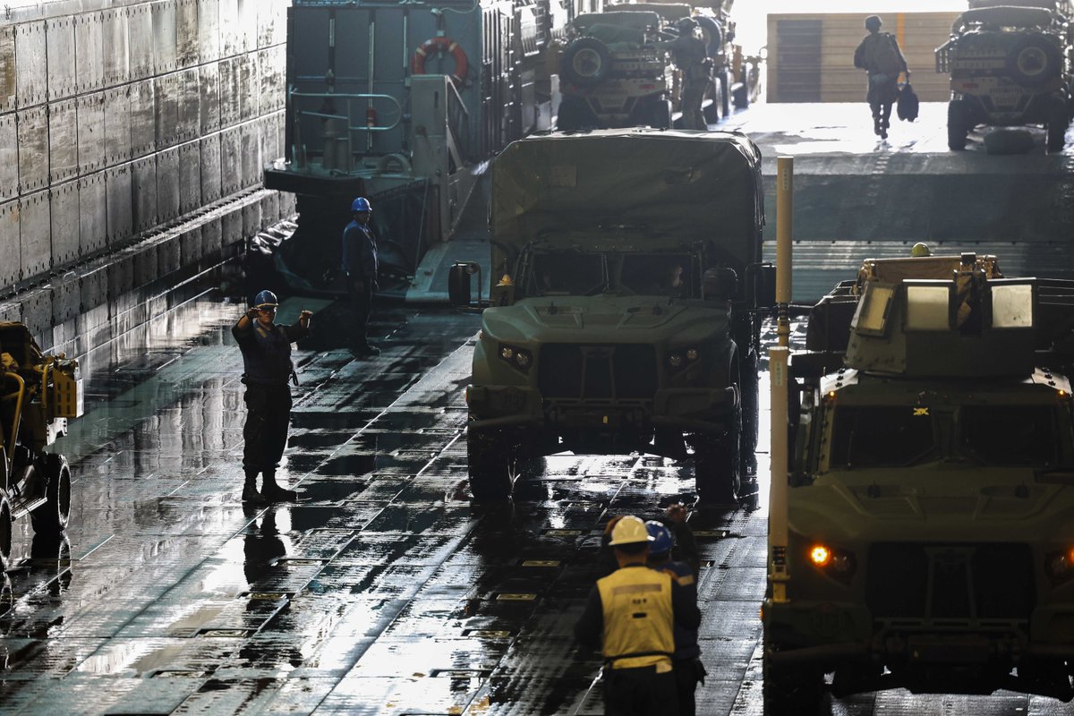 📦⚓️ Amateurs talk tactics. Professionals study logistics.

Landing craft, air cushion (LCAC) assigned to Assault Craft Unit 4 onload equipment and Marines assigned to the 22nd Marine Expeditionary Unit (MEU) Special Operations Capable (SOC) onto USS Iwo Jima (LHD 7).

📸 MCSN