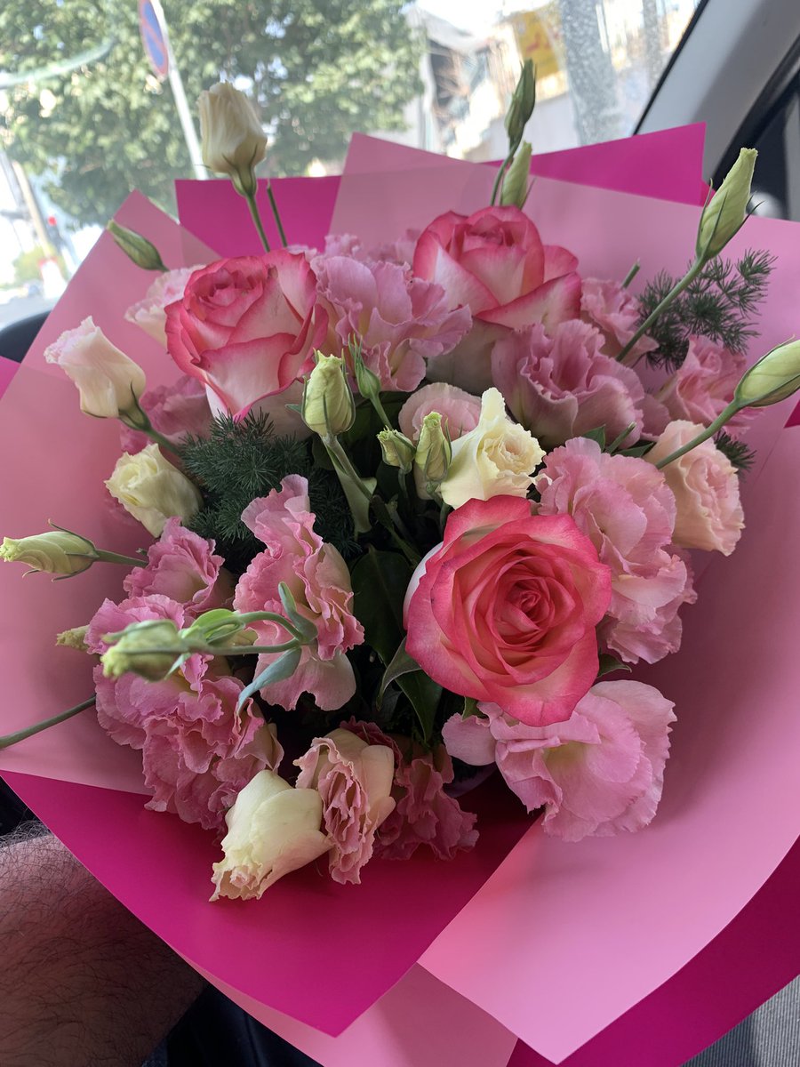 نمیدونم چرا اما هر بار که دیدمش، بدون دسته گل نرفتم پیشش!
چقدر عشق خوبه!