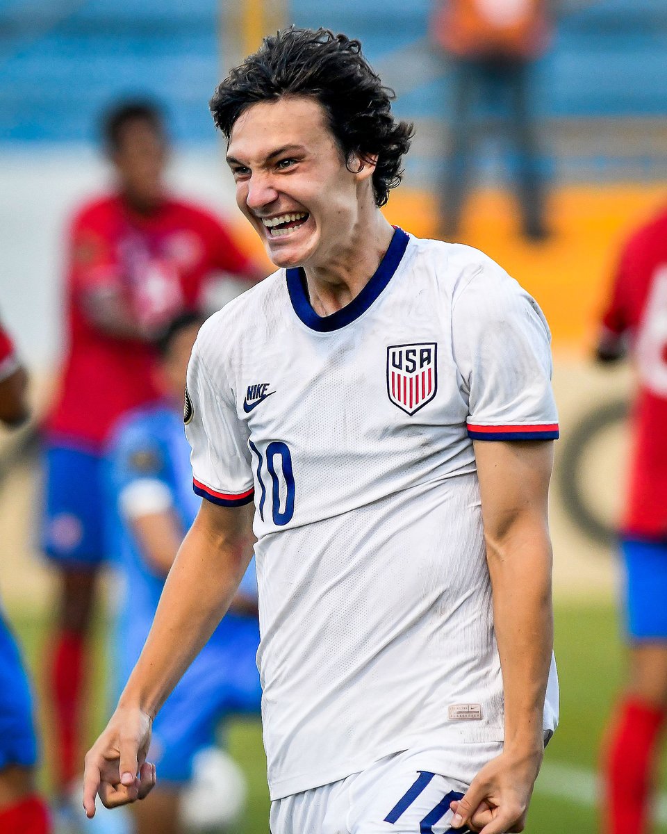 tombogert's tweet image. 🇺🇸🚨 BREAKING: The Colorado Rapids are finalizing a deal to sign USMNT attacker Paxten Aaronson from Eintracht Frankfurt, per sources:

- Club record $7m fee + $1.5m add-ons
- DP deal for Aaronson
- Aaronson currently en route to Colorado

More: givemesport.com/mls-summer-tra…