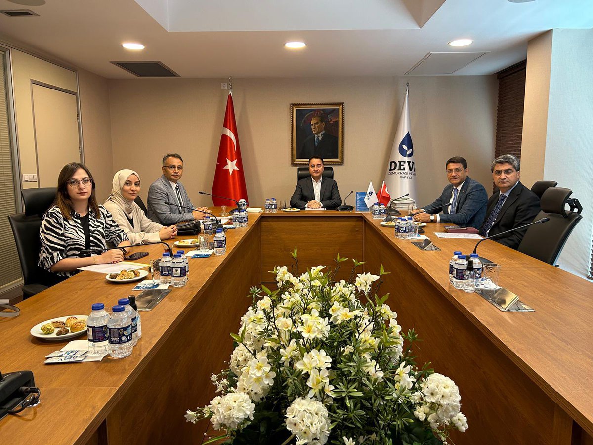 Hak İnisiyati Derneği olarak DEVA Partisi’ni ziyaret ederek derneğimizce gerçekleştirilen “3. Kürt Forumu” ve “Kürt Meselesinin İnsan Hakları ve Adalet Temelli Çözümüne Yönelik Çalıştay” sonuç raporlarını, TBMM çatısı altında kurulan “Milli dayanışma, Kardeşlik ve Demokrasi
