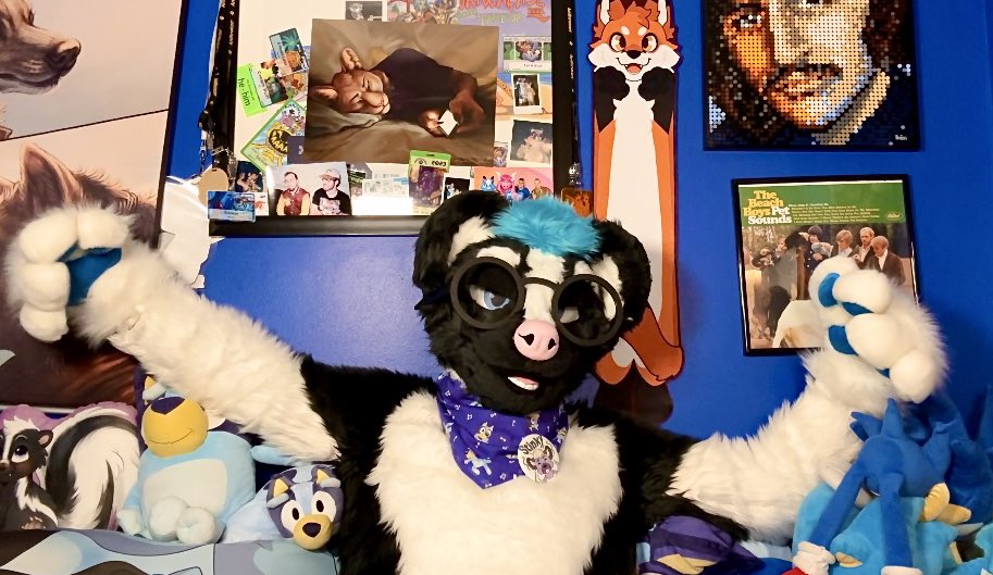 Hey there you silly bean! Come join me in the “skunks den” hehe🦨

No sniffies allowed here….

…..oki maybe a few hehe😏

#furry #fursona #fursuiting #Fursuits