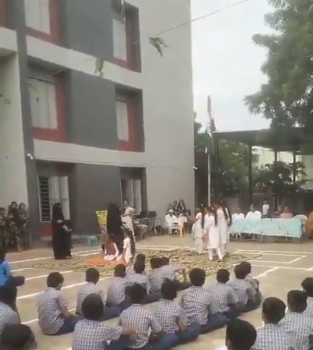 ProfNoorul's tweet image. गुजरात के भावनगर में नगर निगम द्वारा संचालित एक स्कूल में स्वतंत्रता दिवस समारोह के दौरान प्रस्तुत नाटक में अ!तकव!दियों के किरदार को छात्राओं ने बुर्का पहना कर दिखाया गया था।

मामला अब गर्माता नज़र आ रहा है। आज मुसलमानों ने भावनगर के डीएम को ज्ञापन दिया और कार्यवाही की मांग की।