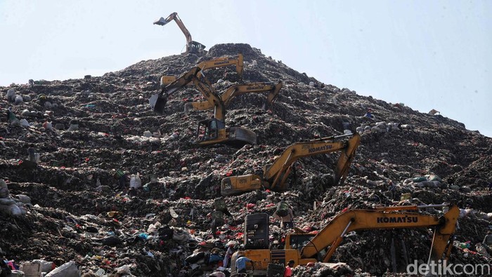 Gunung Bantar Gebang meletus mengakibatkan gempa berkekuatan M 4,9 di Bekasi.