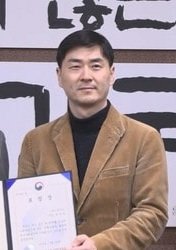 danny21ccccc's tweet photo. 비열한 새끼!
대통령의 비공개 일정을 생방송에서 언급해, 회사(OBS)로부터 대통령실 출입기자 자격을 박탈당했던 최한성 기자가 강유정 대변인을 고소했다.
출입처 교체를 결정한 것은 OBS 경영진인데, 왜 강유정 대변인을 고소한단 말인가?
회사(OBS)에는 찍소리도 못하면서… 강유정 대변인이 만만해 보였던 건가?
대통령실 대변인이라 맞고소를 쉽게 하지 못할 거라 생각한 것이 아닐까?

분명한 것은 최한성 기자에게 직접적인 불이익을 준 주체는 OBS이며, 애초에 해서는 안 될 질문을 던진 최한성의 기레기짓이 문제의 시작이었다는 점이다.
기레기들아, 제발 좀 적당히 하자!