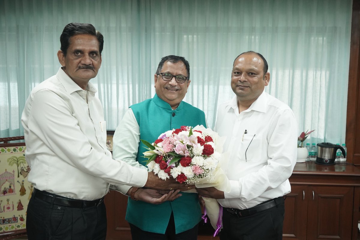 KiritkrJPatel's tweet photo. Today, I met the Presidents & General Secretaries of the IFFCO Employees Union and the IFFCO Officers Association from Phulpur Unit and Head Office. They warmly welcomed me on assuming charge as Managing Director, IFFCO. It was a pleasant and meaningful interaction with the representatives.