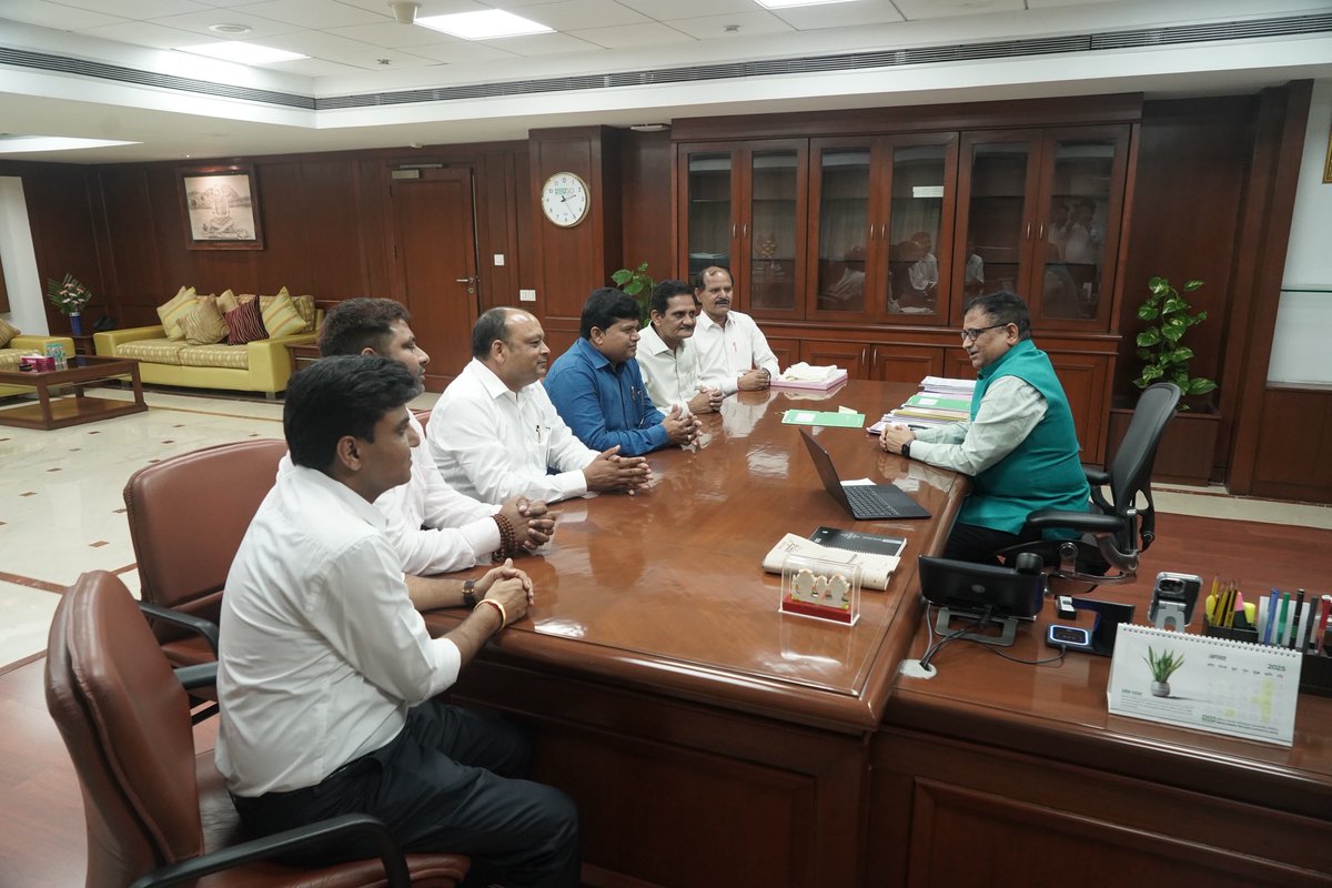 KiritkrJPatel's tweet photo. Today, I met the Presidents & General Secretaries of the IFFCO Employees Union and the IFFCO Officers Association from Phulpur Unit and Head Office. They warmly welcomed me on assuming charge as Managing Director, IFFCO. It was a pleasant and meaningful interaction with the representatives.