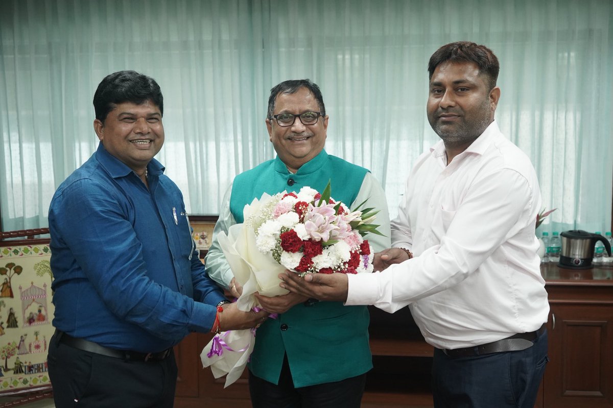 KiritkrJPatel's tweet photo. Today, I met the Presidents & General Secretaries of the IFFCO Employees Union and the IFFCO Officers Association from Phulpur Unit and Head Office. They warmly welcomed me on assuming charge as Managing Director, IFFCO. It was a pleasant and meaningful interaction with the representatives.