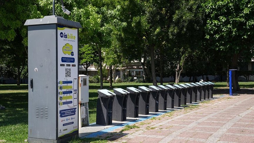 🚲İstanbul'da milyonlarca lira harcanarak kurulan İSBİKE sistemi, 2023'ten bu yana çalışmıyor. 

🚲Binlerce bisiklet Kartal Soğanlık'taki hurdalık alanda çürümeye terk edilmiş durumda. 

🚲Bu israf kabul edilemez! 

🚨Ya bu bisikletler hizmete sunulacak ya da gerçekten ihtiyacı