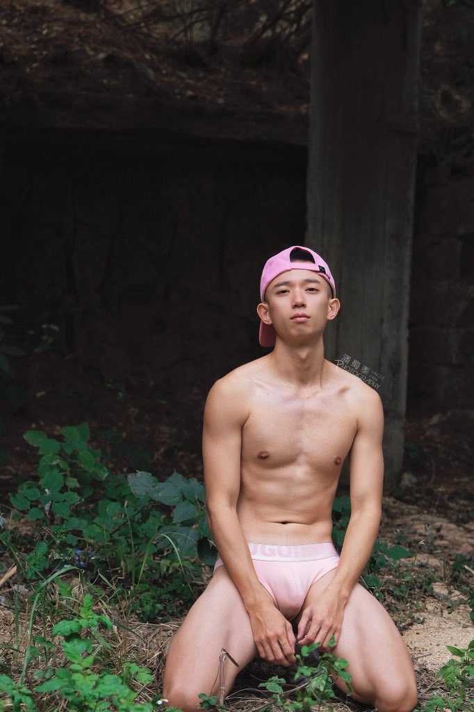 身处旷野 
任何方向都是前方
📸：<a href="/Unclepan01/">潘蜀黍</a> 
💁🏻‍♂️：<a href="/Alilovest/">爱学习的阿狸</a> 

#户外暴露 #私房写真 #福建约拍 #1S #SM #男男 #招募私房写真 #男体写真 #男体摄影 #废土猎人 #钻石男高 #潘蜀黍 #泉州 #户外漏出