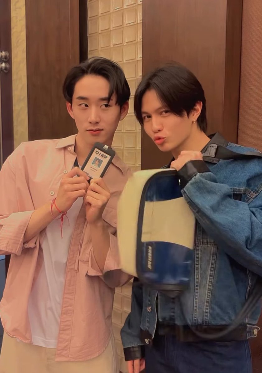 วิลเลี่ยมเอสปีนี้แต่งเป็นเธมโป้หรอ ช้านดีใจจังปีที่แล้วพวกนางยังต้องหลบ ๆ ซ่อน ๆ อยู่เลย รักเธมกับโป้ที่ฉุด🥺🥺😭🤲🏻💗