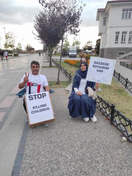 Yalova meydan da bir çift 30 gündür tek başına Gazze’de ki zulme dur demek için eylem yapıyor.

▪️"Zulüm bitene kadar her akşam Gazze için eşimle eylem yapacağız"