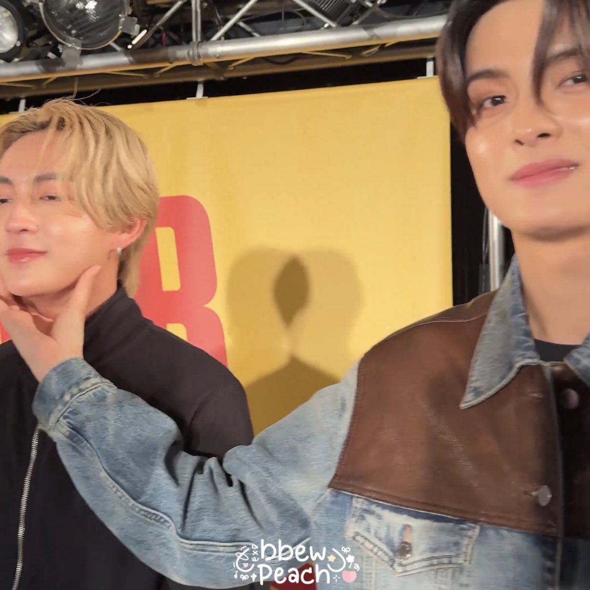 puppapxiion's tweet image. ถ่ายรีแอคไว้ก่อนไปญี่ปุ่น แก้มน้องฮ้าทเป็นก้อนโมจิไส้ทะลักหนุบหนับขนาดนี้เลยแหน่ะ แล้วแหมะแก้มกับหมอนข้างๆปอง เข้าใจแล้วทำไมฮีไม่ทน