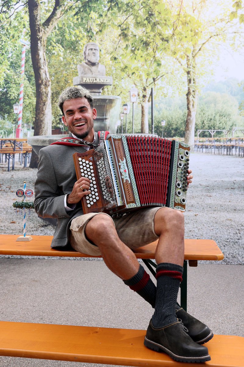 PSierraR's tweet photo. 🚨 Luis Díaz vestido de Lederhosen, típico de Baviera, en la toma de imágenes del #BayernMúnich para la preparación del Oktoberfest 🇨🇴 https://t.co/JjggYodu9B