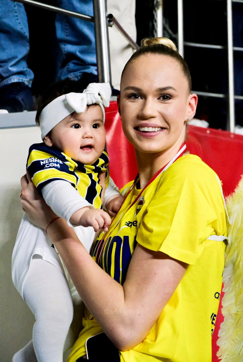 fahribugraa's tweet photo. En güzel karşılaşma. 💛💙
#arinafedorovtseva #Fenerbahçe https://t.co/eFr76Vuexq