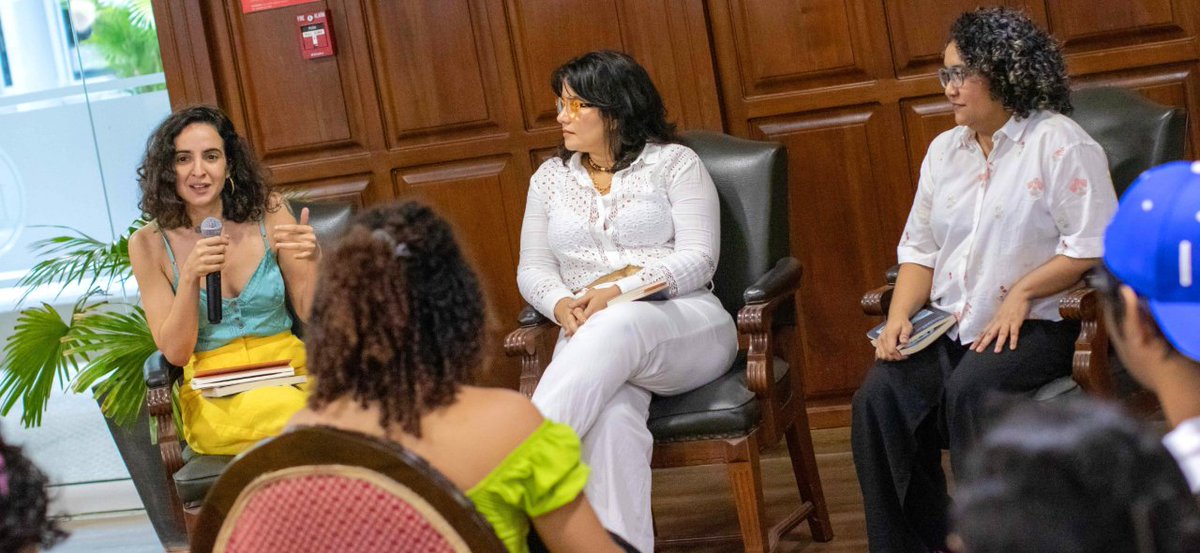 #UninorteNoticia | Las voces femeninas de 'Marejada' abren el semestre académico del Dpto. de Humanidades.

El libro compila 14 ensayos de 18 autoras que trazan una cartografía intelectual y afectiva de las humanidades desde el Caribe colombiano. Sus directoras compartieron