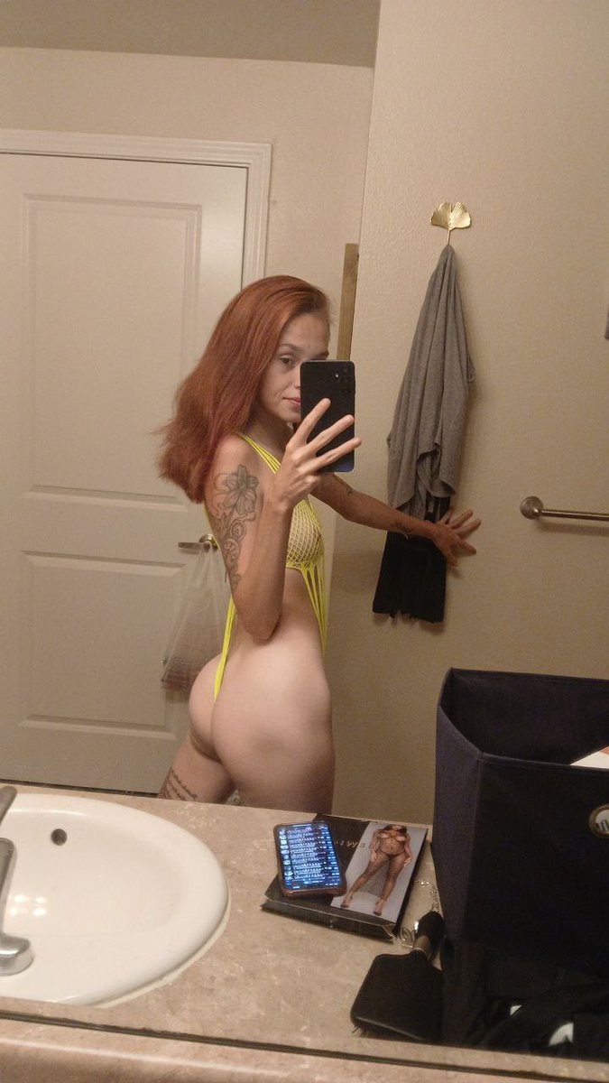 GOODMORNING LET ME HELP YOU DRAIN YOUR MORNING WOOD 🩷 
Snap kaymami_2 💰🍑