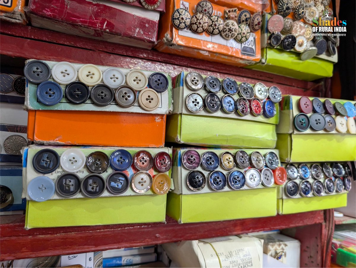 अगर आप अपने कपड़ों में खूबसूरत बटन लगाने के शौकीन हैं तो आपको लखनऊ की इस 100 साल पुरानी दुकान पर एक बार जरूर जाना चाहिए। यहां आपको जर्मन और इटली समेत 5000 वैरायटी की खूबसूरत बटनें मिल जाएंगी। 
इस दुकान की पूरी कहानी जानने के लिए देखिए यह रिपोर्ट: youtu.be/_5cj5auILNc?si…
