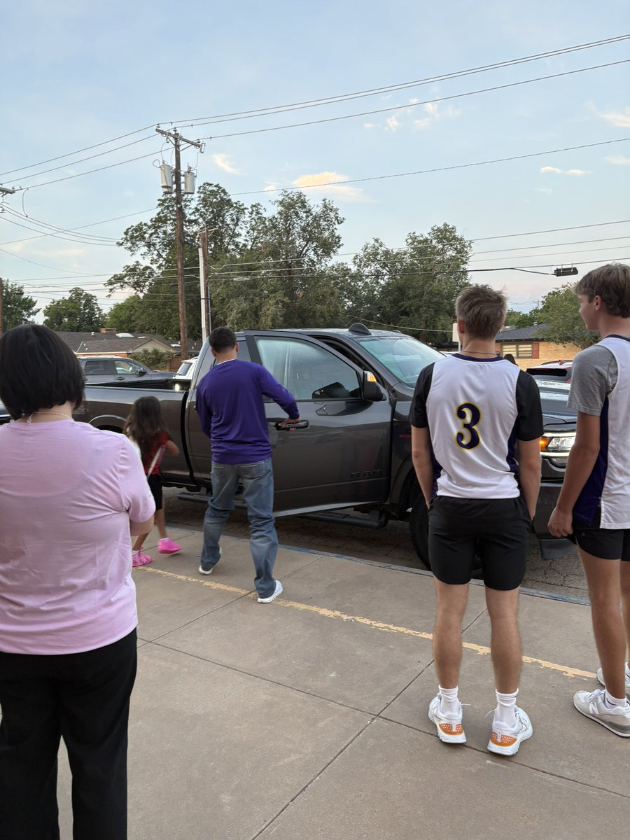 Our Bulldog Basketball players welcomed students with smiles and high-fives as they arrived at Bowie Fine Arts School this morning!!🏀💜💛

<a href="/AthleticsMISD/">Midland ISD Athletics</a> <a href="/MidlandHigh_MHS/">Midland High School</a> <a href="/reese_puckett/">Reese Puckett</a>